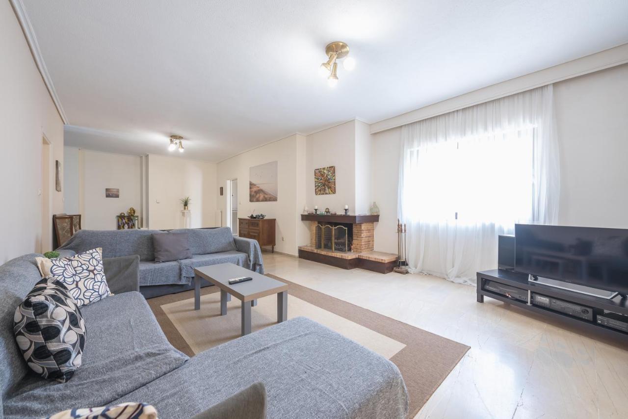 Lovely & Spacious 2-Bedroom Rental Unit In Glifada Athén Kültér fotó
