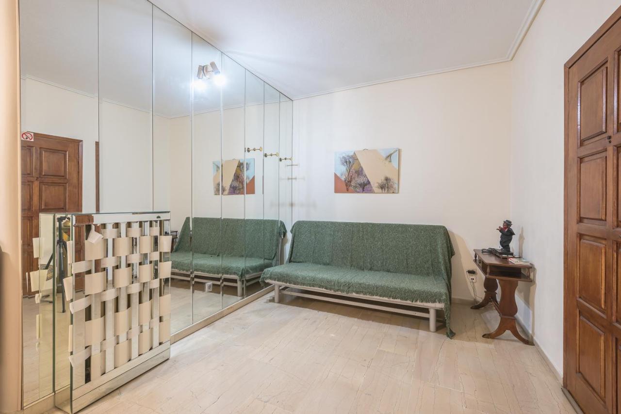 Lovely & Spacious 2-Bedroom Rental Unit In Glifada Athén Kültér fotó